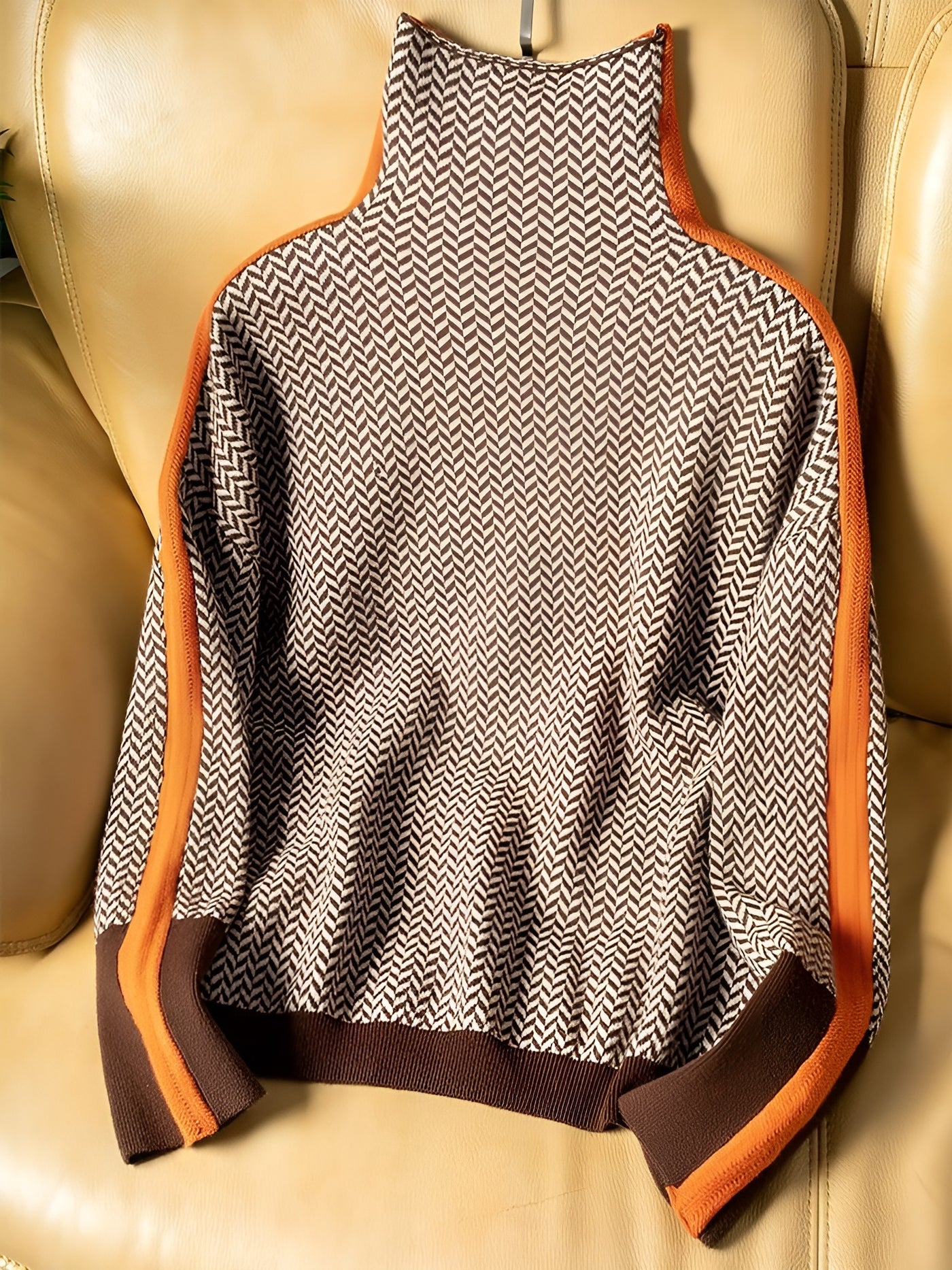 Vera | Pullover mit hohem Kragen und kontrastierenden Streifen.